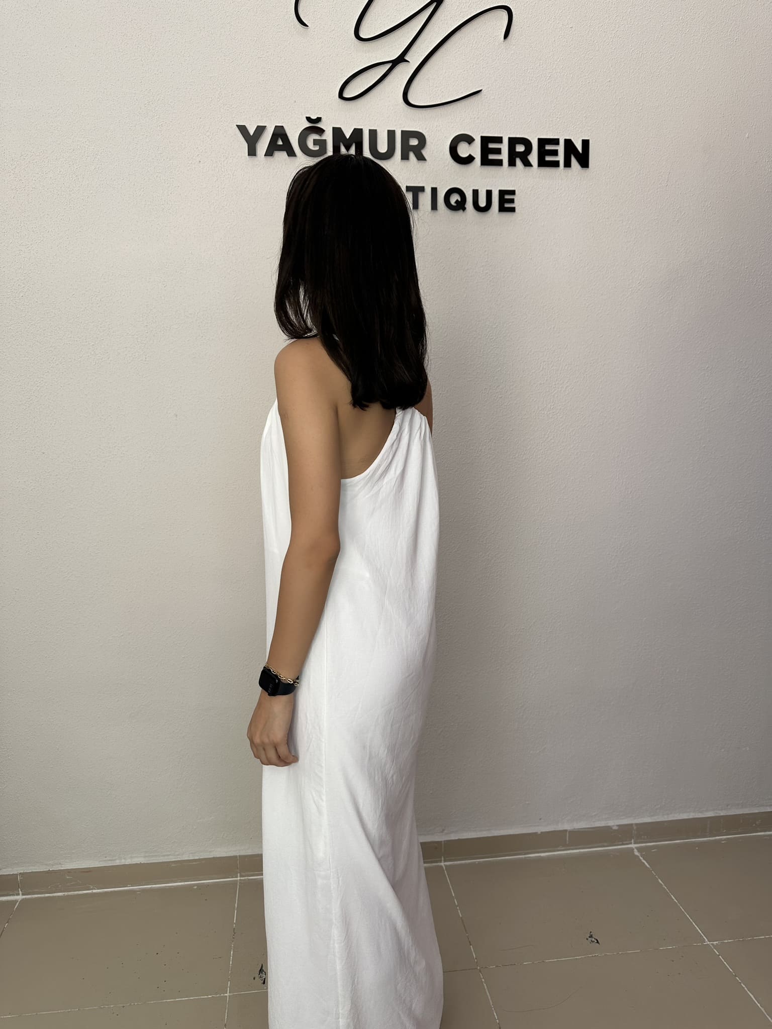 Tek Omuz Beyaz Elbise