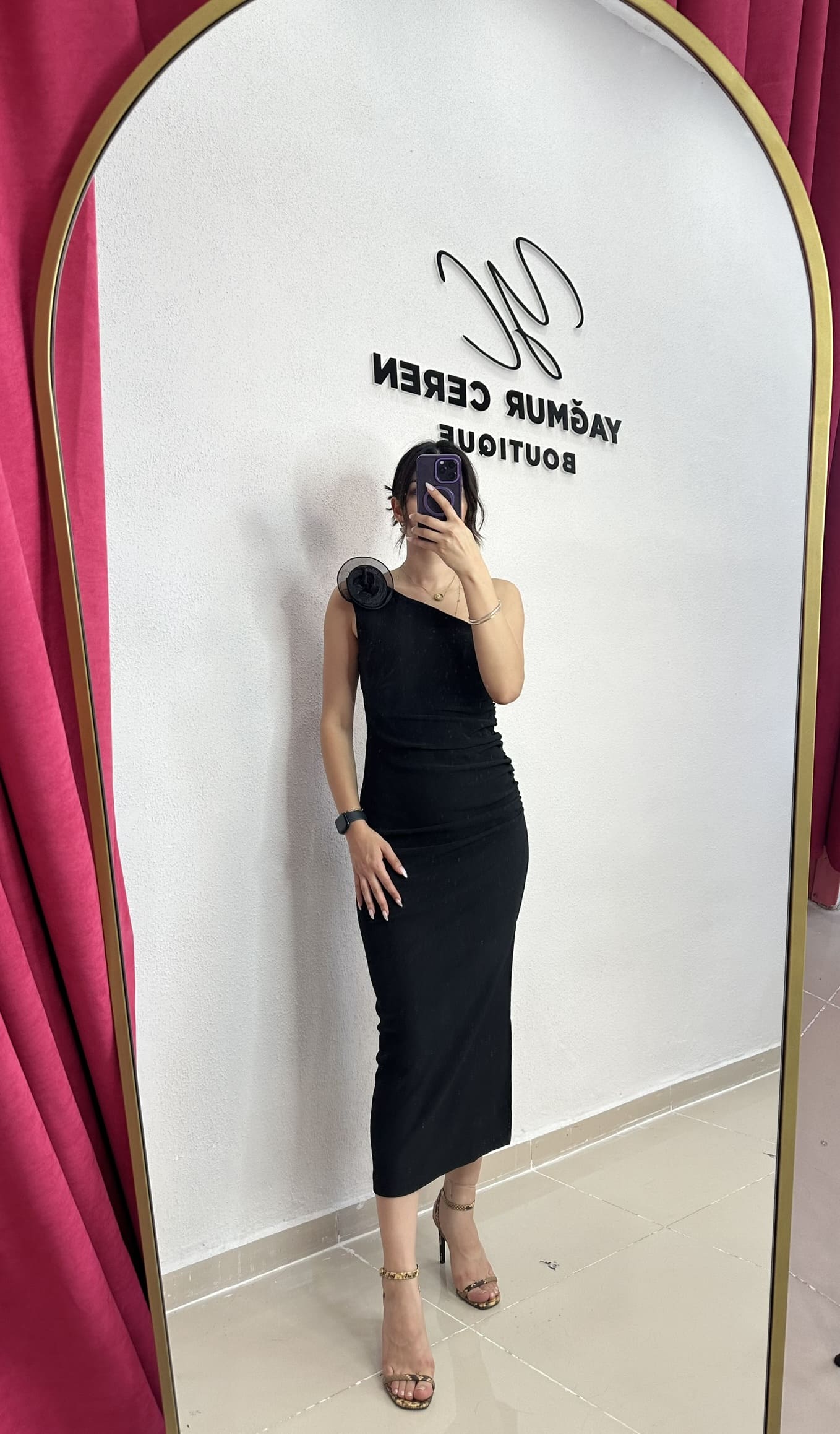 Siyah Triko Yakası Gül Detaylı Elbise