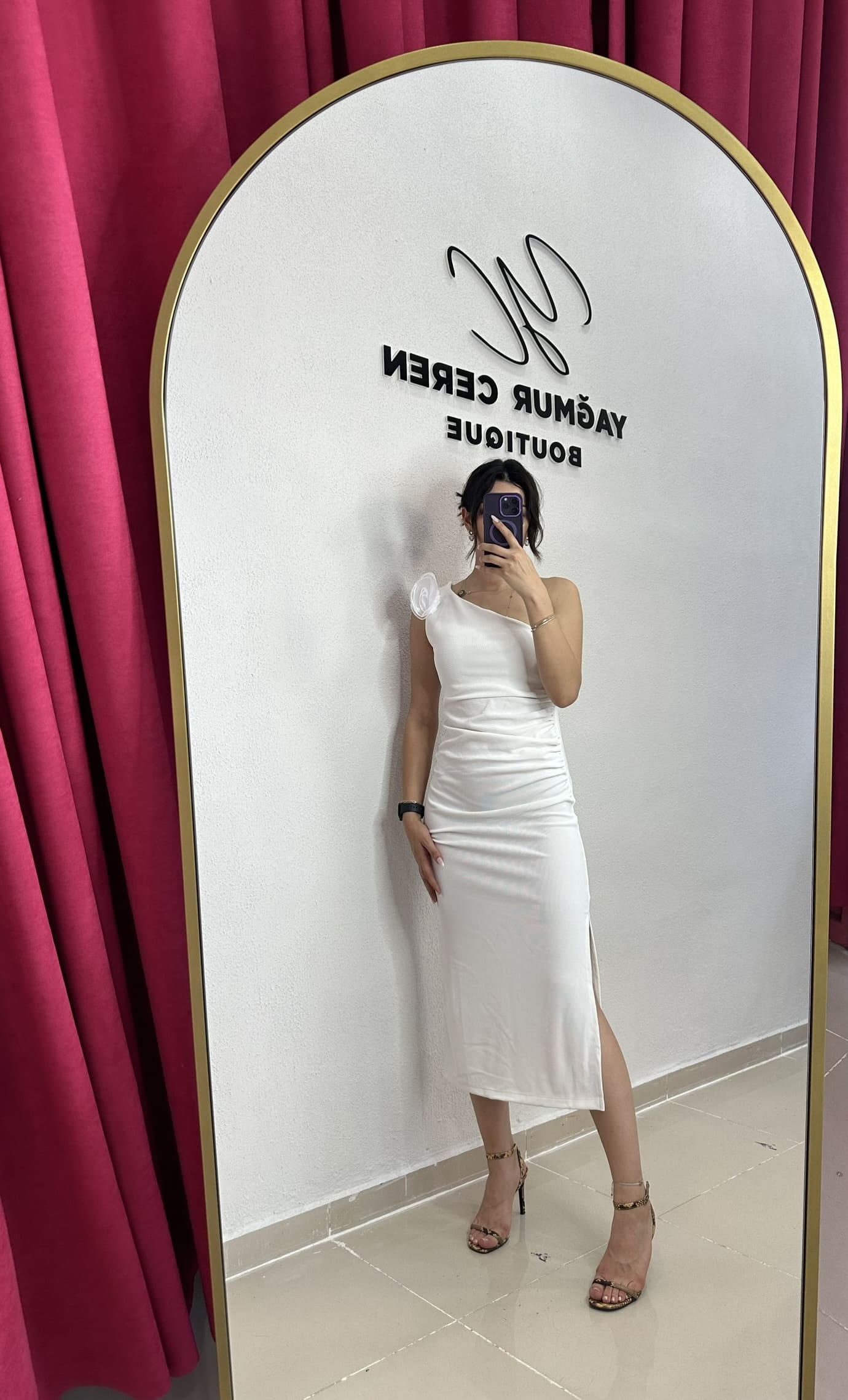Beyaz Triko Yakası Gül Detaylı Elbise