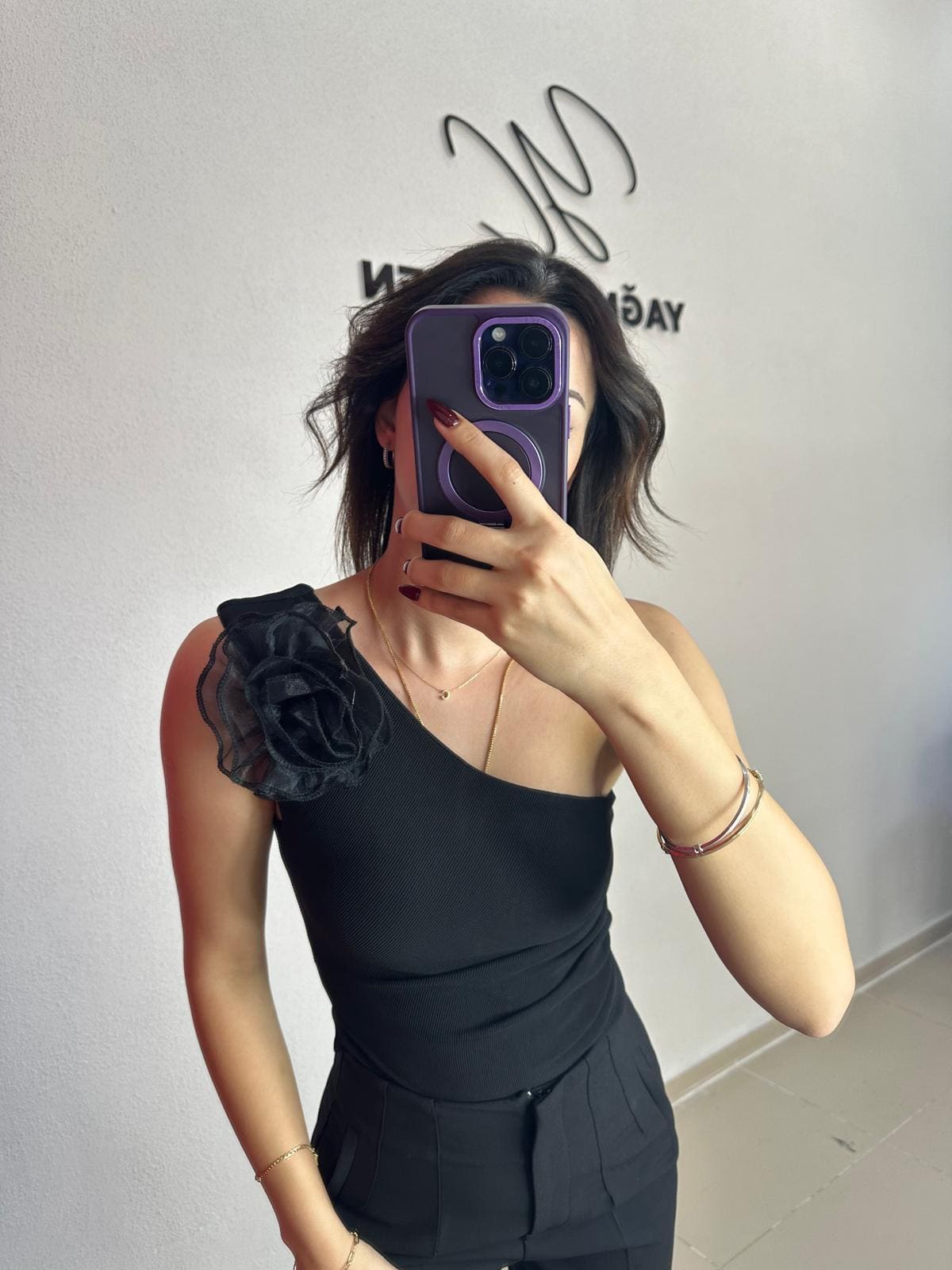 Tek Omuz Gül Detaylı Siyah Triko Bluz